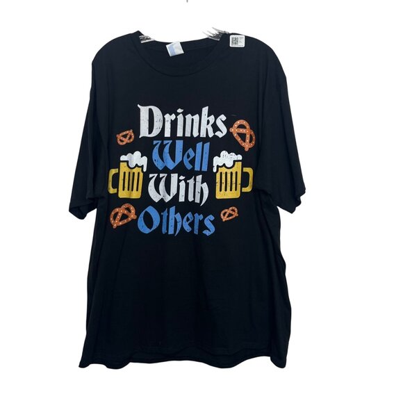 Port & Company Drinks Well With Others Graphic Tshirt Mens 2XL Black New - Picture 1 of 9